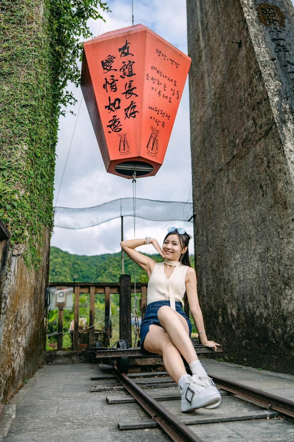 一家三口在海邊沙灘,爸媽牽起小孩跳躍