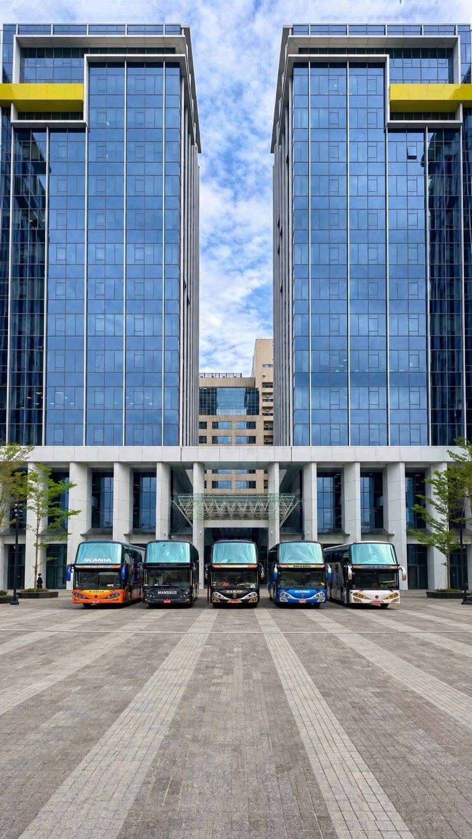 31-43 座大型遊覽車